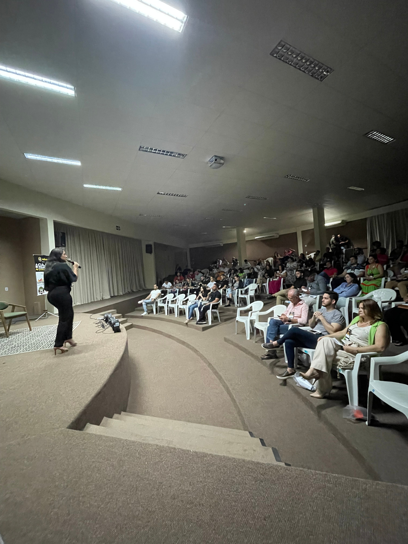 Evento com plateia durante palestra de Jessica Amorim