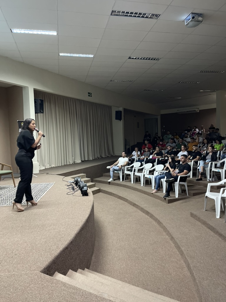 Jessica Amorim palestrando em evento