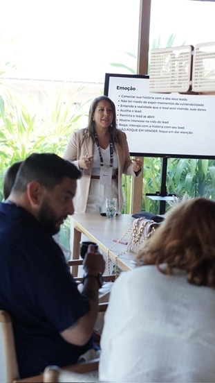 Jessica Amorim conduzindo conteúdo prático em workshop
