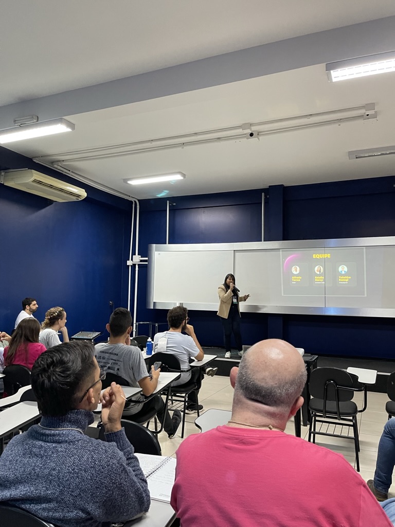 Jessica Amorim conduzindo workshop em sala de aula